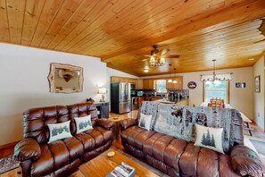 Televisión, chimenea, futbolito y oficina 