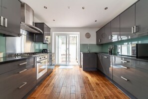 Fridge, microwave, oven, stovetop - 5 Bed Apartment in Hammersmith (London)