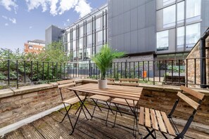 Outdoor dining - 5 Bed Apartment in Hammersmith (London)