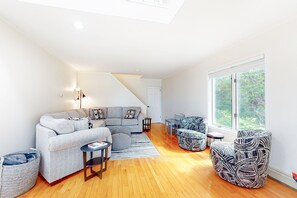 Fernseher, Kamin, Bücher