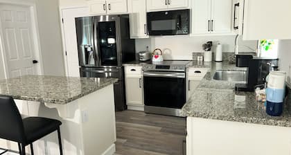 4BR,4 King Beds, 5 minute walk to Edgefield Mcmenamins, Pool Table, Full Kitchen