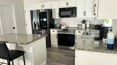 4BR,4 King Beds, 5 minute walk to Edgefield Mcmenamins, Pool Table, Full Kitchen