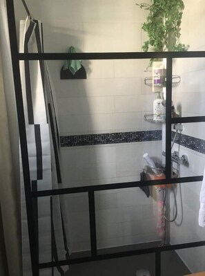 Haartrockner, Handtücher, Seife, Shampoo