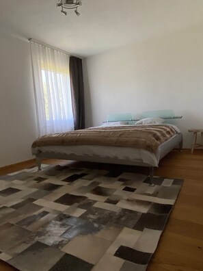 3 habitaciones y ropa de cama