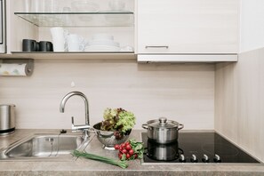 ثلاجة، ميكروويف، موقد طهي مسطح، غسالة أطباق