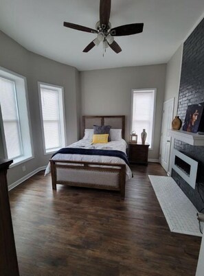 4 bedrooms, iron/ironing board, free WiFi, bed sheets