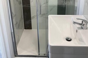 Dusj, hårføner, håndklær og toalettpapir