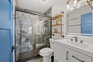 Shower, towels - Ocean Terrace D4 - New Rental - Across from Beach (North Myrtle Beach)