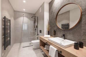 Shower, rainfall showerhead, free toiletries, hair dryer - MYALPS Ötztal (Umhausen)