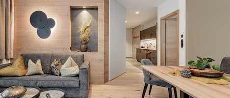 Apartamento familiar | Zona de estar | Smart TV de 110 cm con canales por cable