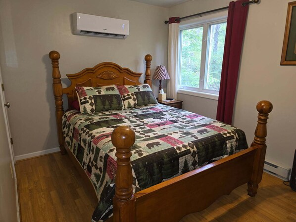 2 habitaciones, tabla de planchar con plancha y cuna de viaje 