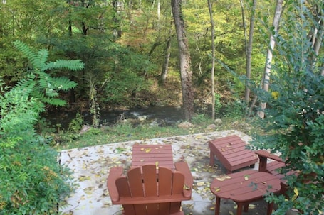 Property grounds. The House in the Holla at the foot of Shenandoah National Park