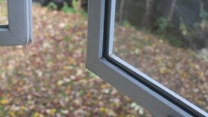 Una ventana con vista a un área boscosa.