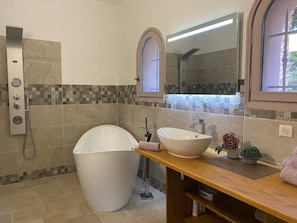 Dusch, hårtork, handdukar och tvål