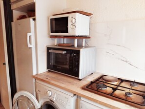 Réfrigérateur, micro-ondes, four, plaque de cuisson