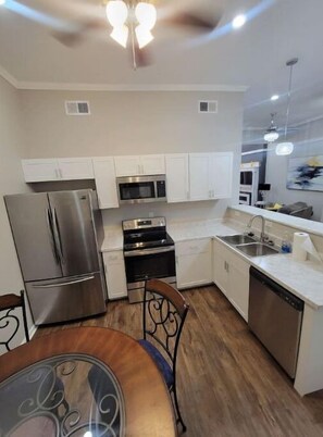 Frigorifero, microonde, forno, piano cottura