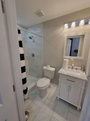 Dusche, Haartrockner, Handtücher, Toilettenpapier