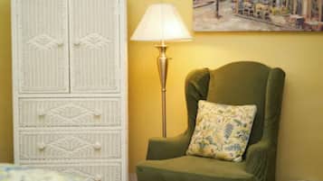 Kamar Single Standar | Didekorasi berbeda-beda dan dilengkapi dengan perabotan berbeda-beda