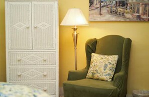 Standard Single Room | Individually decorated, individually furnished, desk, iron/ironing board - Grady House Bed & Breakfast (High Springs)