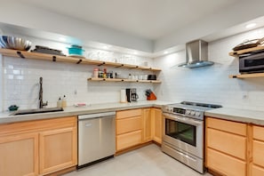 Réfrigérateur, micro-ondes, plaque de cuisson, lave-vaisselle
