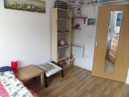 Lovely Room Feltham Station Near Heathrow Airport