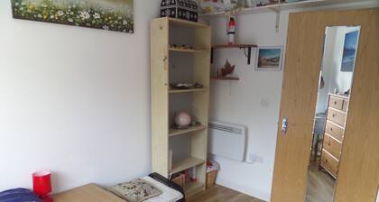 Lovely Room Feltham Station Near Heathrow Airport