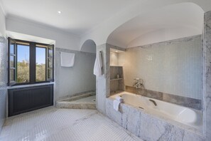 Baignoire, sèche-cheveux, serviettes fournies