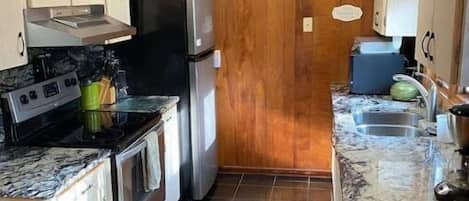 Frigorifero, microonde, forno, piano cottura
