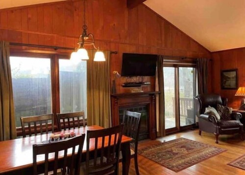Cozy 3-bed lakefront home with deck & fireplace