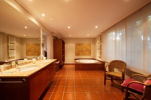 Secador de pelo, toallas, jabón, shampoo