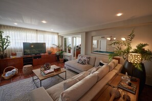 Smart-TV, Kamin, Tischtennisplatte, Bücher