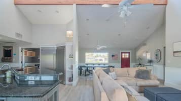 Smart TV, chimenea, futbolito y tenis de mesa