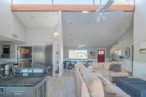 Smart-TV, Kamin, Tischfußball, Tischtennisplatte