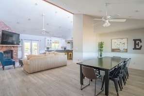 Smart-TV, Kamin, Tischfußball, Tischtennisplatte
