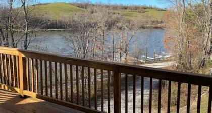 Bright 2-bedroom lake view home