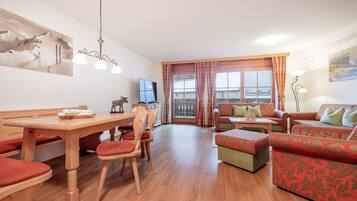 Familienapartment, Balkon | Wohnbereich