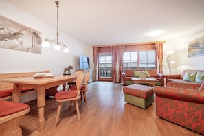 Familieleilighet, balkong | Oppholdsområde