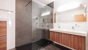 Comfort Apartment, Balcony | Bathroom | Hair dryer, towels, soap, shampoo
