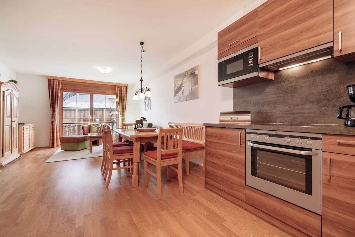 Apartamento Confort, balcón | Cocina privada | Frigorífico grande, microondas, horno y placa de cocina
