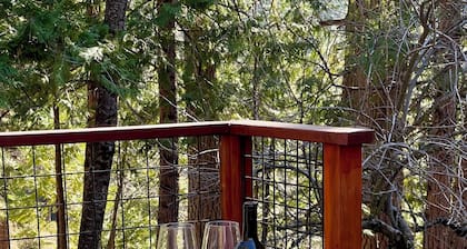 Romantic Getaway Near Lakes + Private Hot Tub
