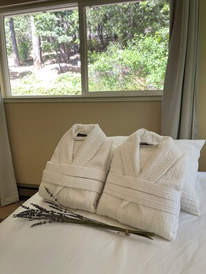 2 عدّة غرف نوم ومكتب وواي فاي مجانًا وملاءات أسرّة