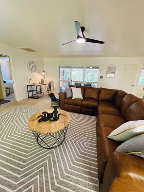 تلفزيون ذكي، مدفأة، كرة قدم الطاولة، كُتُب