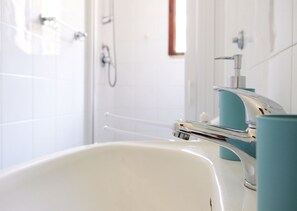 Douche, sèche-cheveux, bidet, serviettes fournies