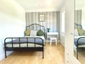 Apartment, 2 Queen Beds | 2 bedrooms, iron/ironing board, free WiFi, bed sheets