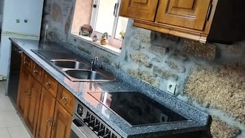 Geladeira, micro-ondas, fogão, cooktop