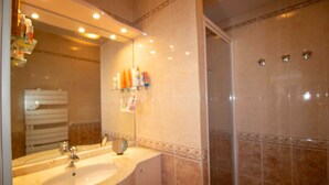 A bathroom with a double sink, a mirror, and a shower area. - Bright cocoon with terrace and sea view (Saint-Raphaël)