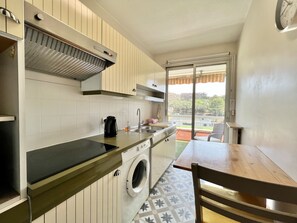 Kjøleskap, mikrobølgeovn og kaffetrakter/tekoker