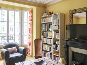 TV, fireplace
