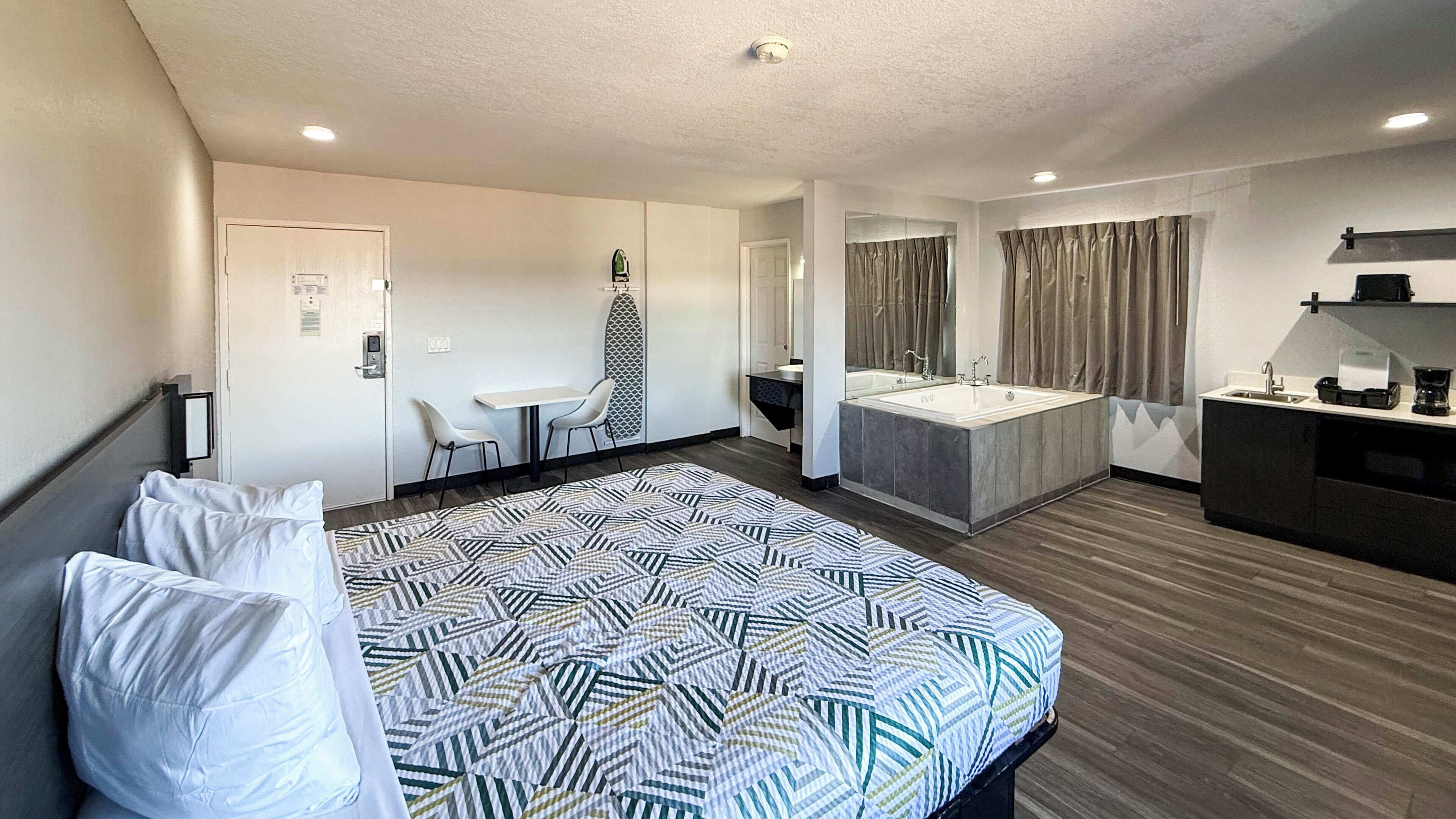 Chambre simple Deluxe, 1 très grand lit, fumeur, baignoire à remous | Accès au Wi-Fi (inclus), literie fournie