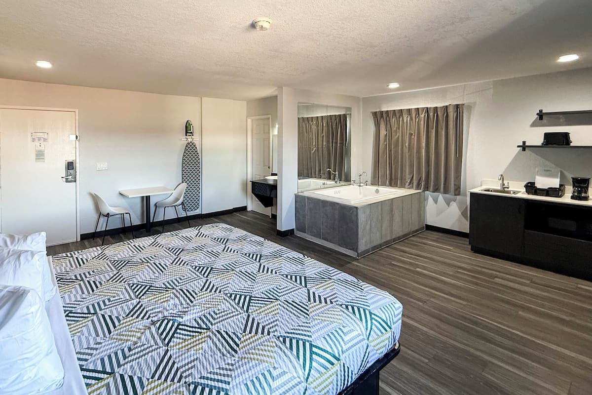 Chambre simple Deluxe, 1 trĂšs grand lit, fumeur, baignoire Ă remous | AccĂšs au Wi-Fi (inclus), literie fournie